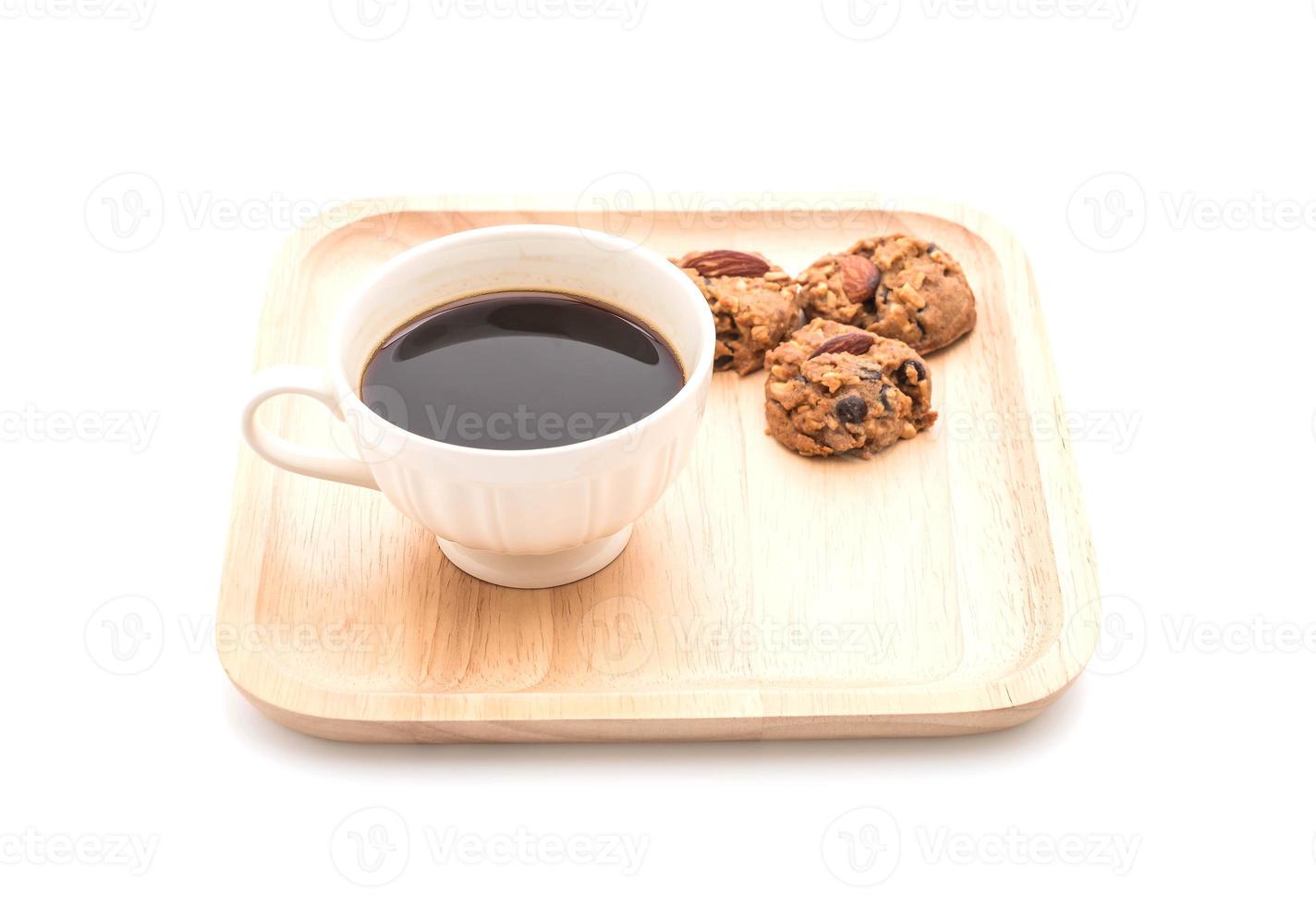 Café negro con galletas sobre fondo blanco. foto