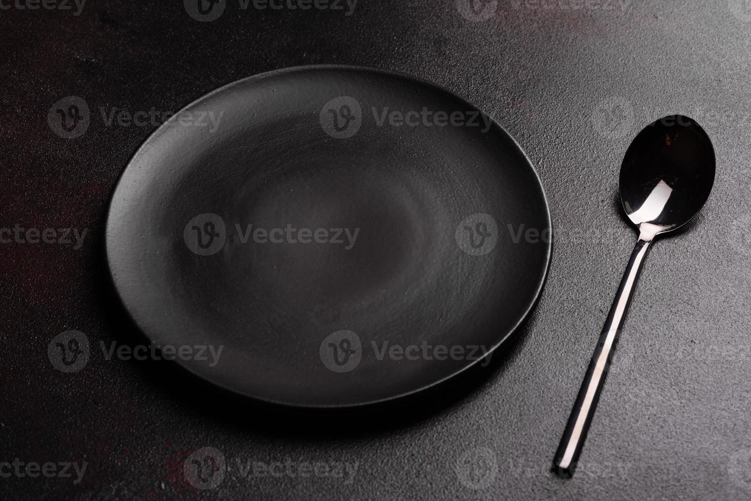 Juego de vajilla lista para la comida con espacio de copia en negro foto