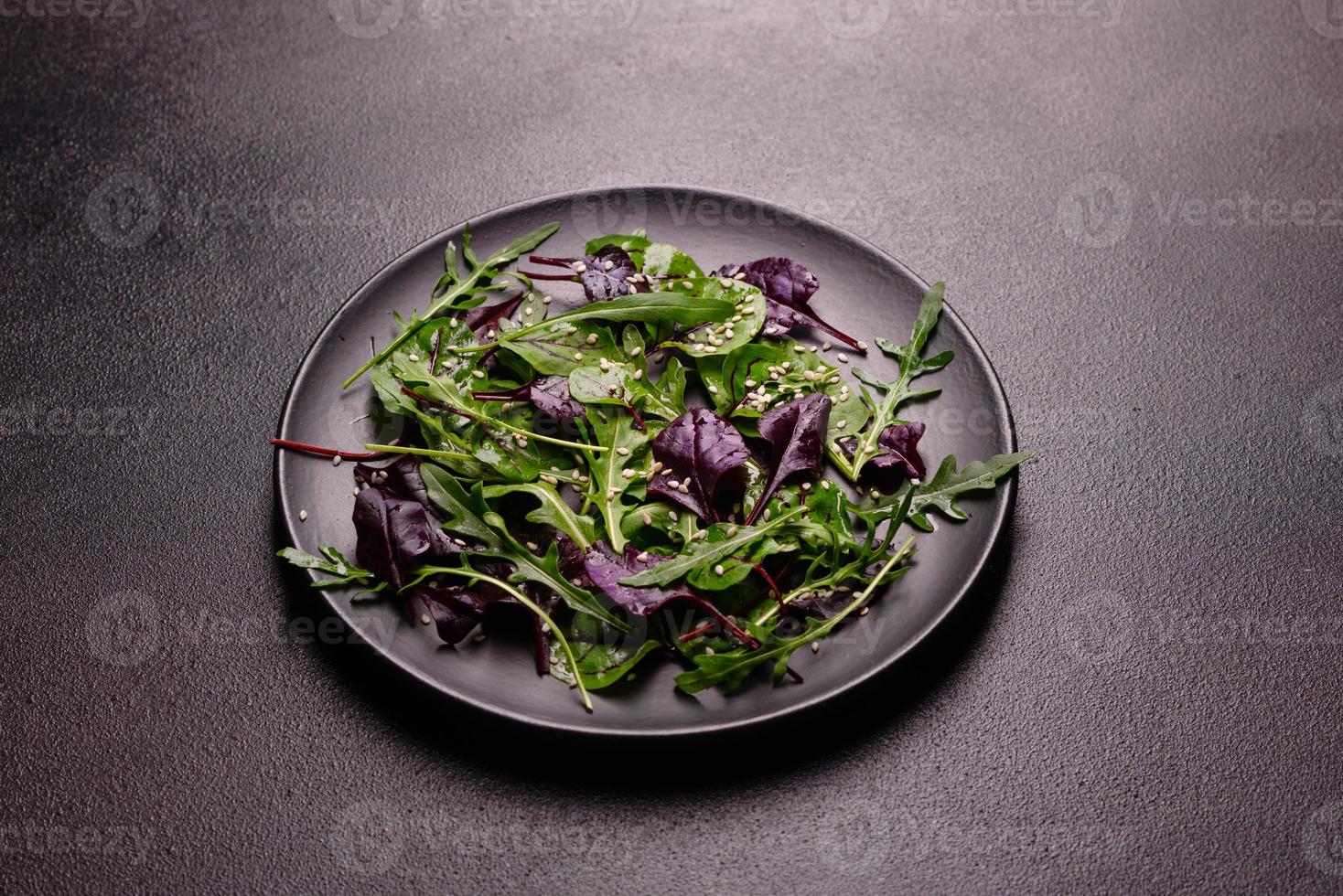 comida sana, ensalada mixta con rúcula, espinacas, sangre de toro foto