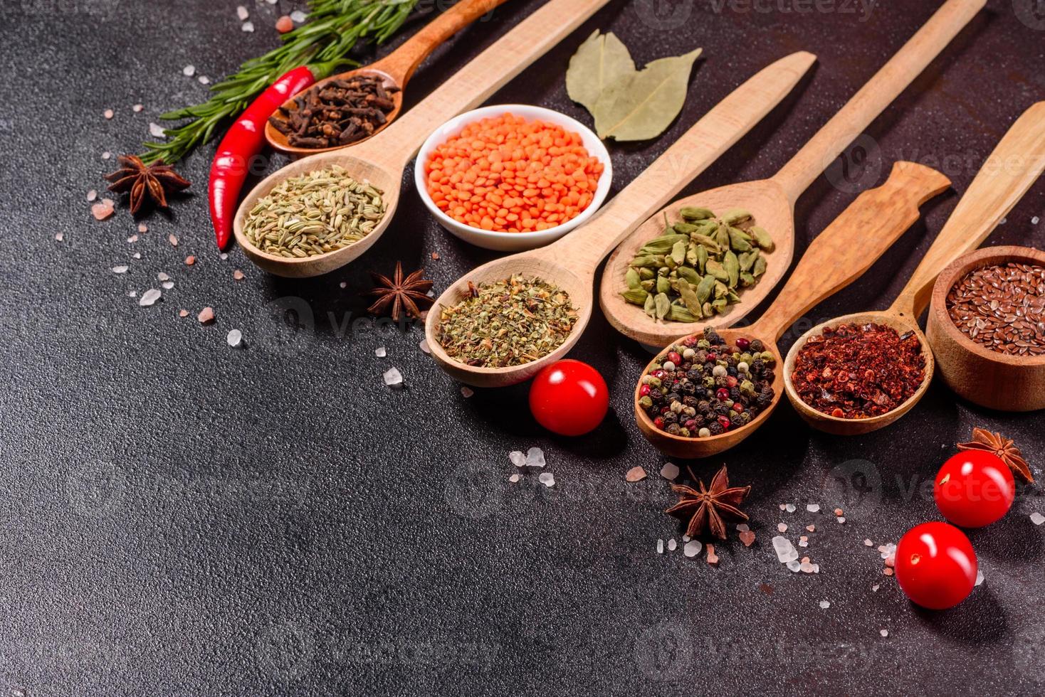 un conjunto de especias y hierbas. cocina india foto