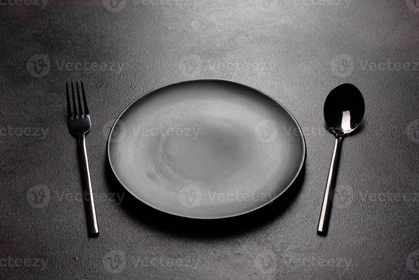 Juego de vajilla lista para la comida con espacio de copia en negro foto