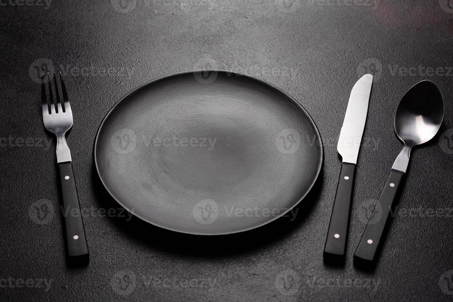 Juego de vajilla lista para la comida con espacio de copia en negro foto