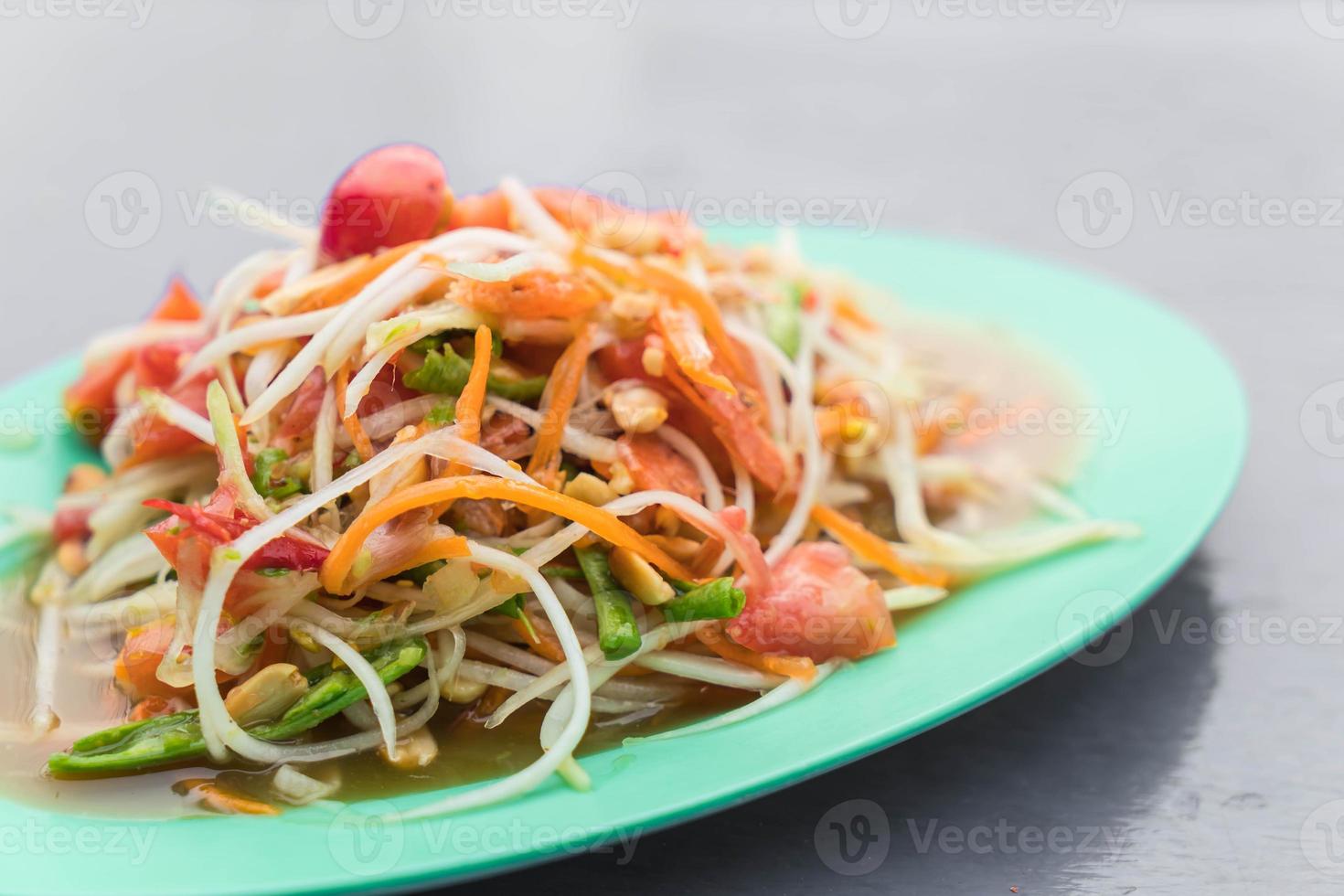 ensalada de papaya picante - som tum - comida tailandesa foto