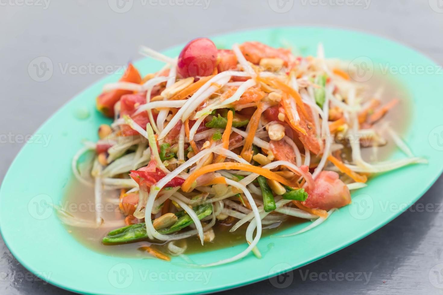 ensalada de papaya picante - som tum - comida tailandesa foto