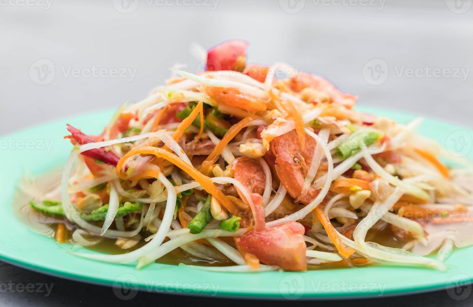 ensalada de papaya picante - som tum - comida tailandesa foto