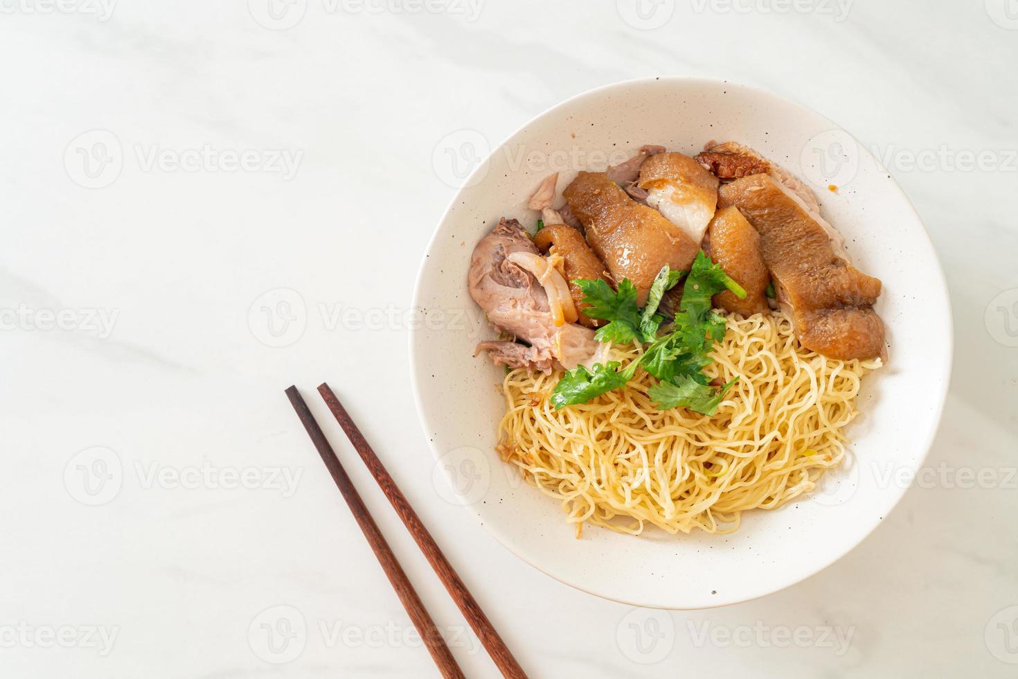 Tazón de fideos de pierna de cerdo guisados secos - estilo de comida asiática foto