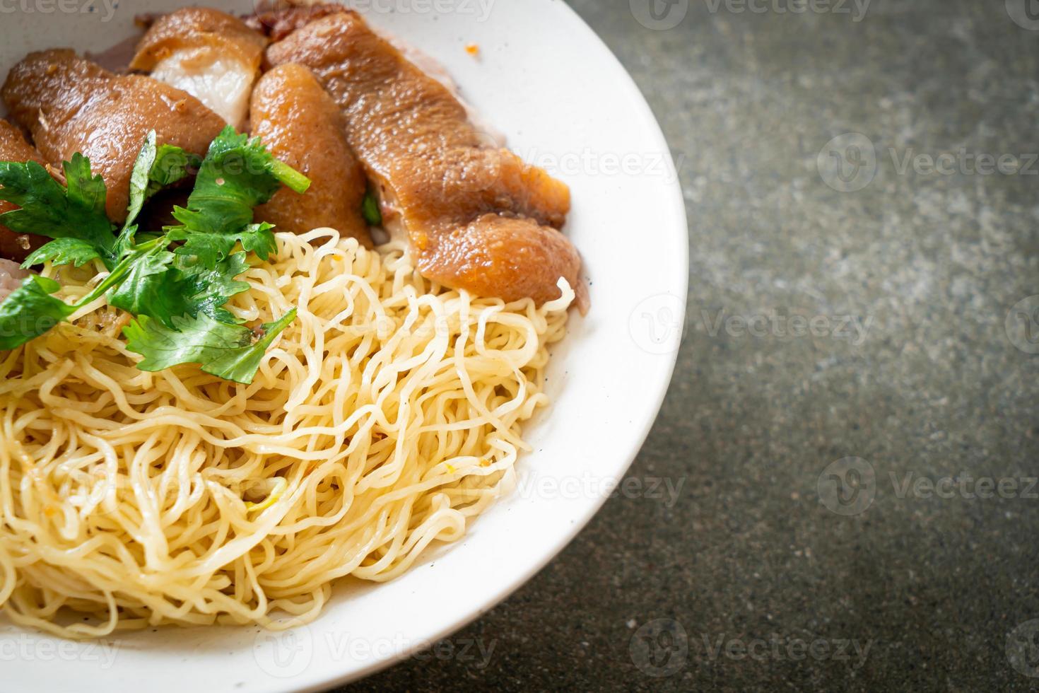 Tazón de fideos de pierna de cerdo guisados secos - estilo de comida asiática foto