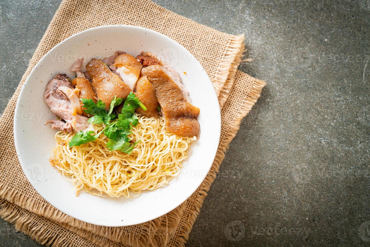 Tazón de fideos de pierna de cerdo guisados secos - estilo de comida asiática foto