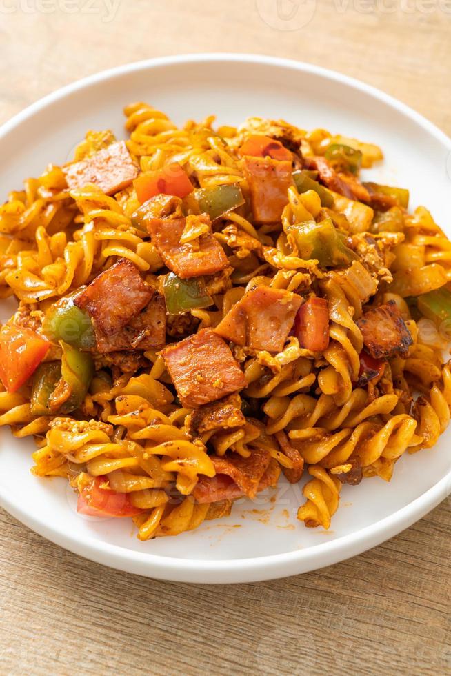 pasta fusilli salteada con jamón y salsa de tomate foto