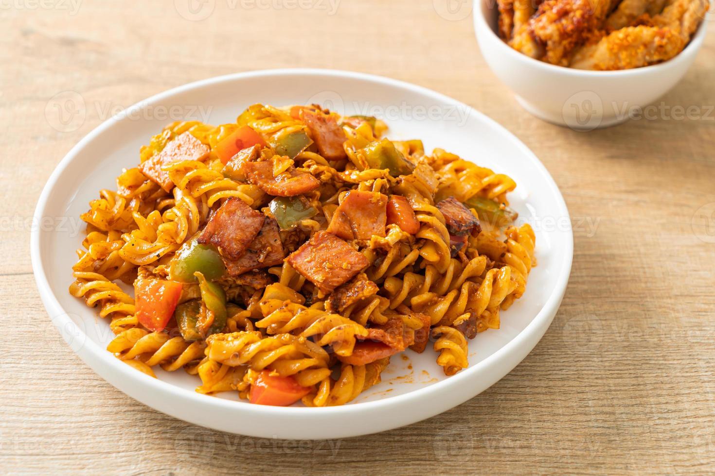 pasta fusilli salteada con jamón y salsa de tomate foto