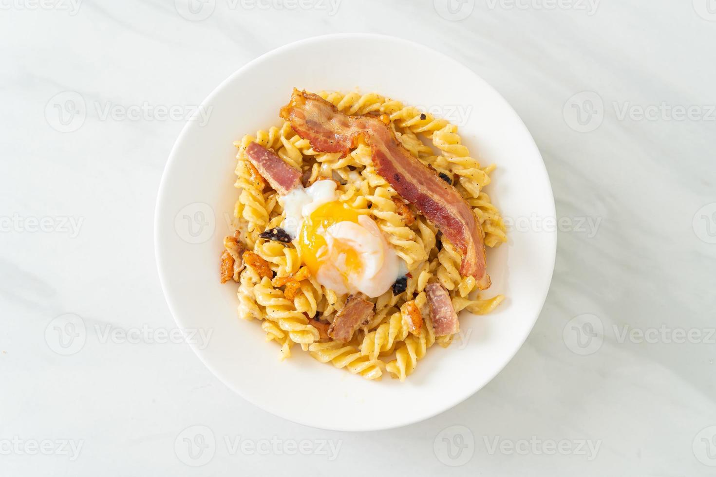 Pasta carbonara fusilli tocino picante - estilo de comida italiana foto