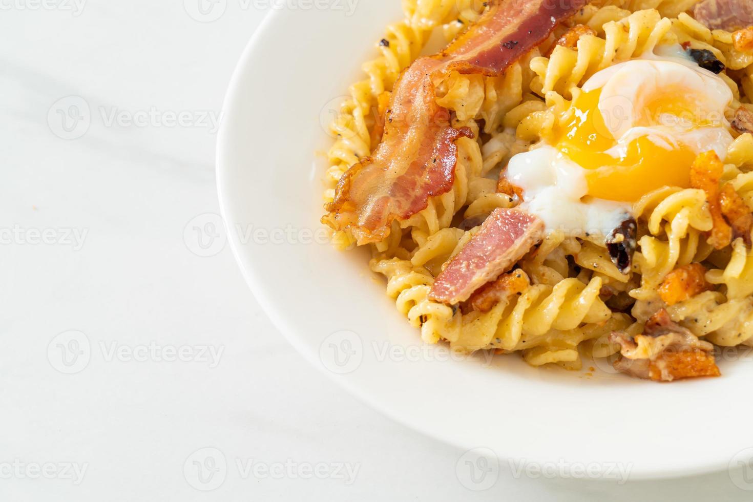 Pasta carbonara fusilli tocino picante - estilo de comida italiana foto