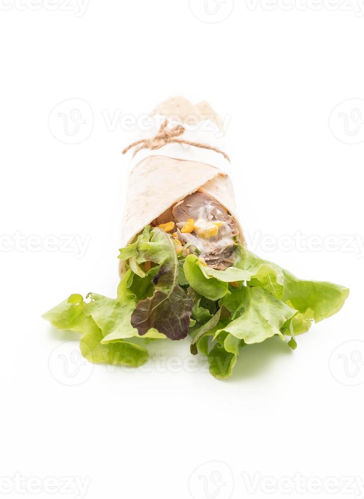 Envuelva el rollo de ensalada con ensalada de maíz y atún sobre fondo blanco. foto