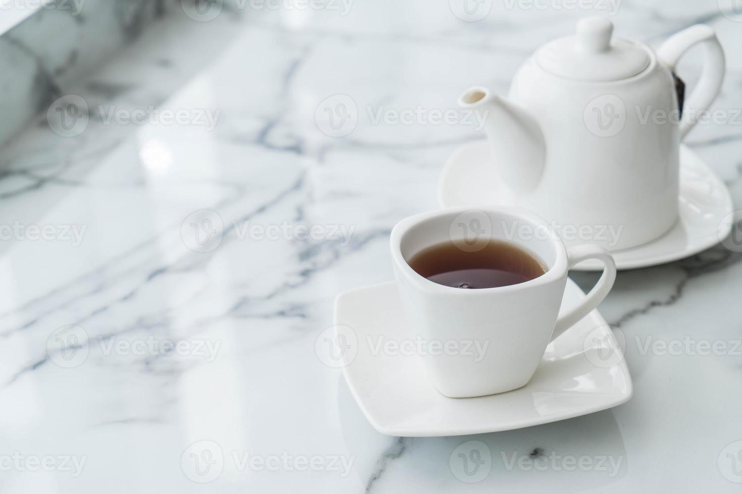 taza de té caliente en la mesa foto