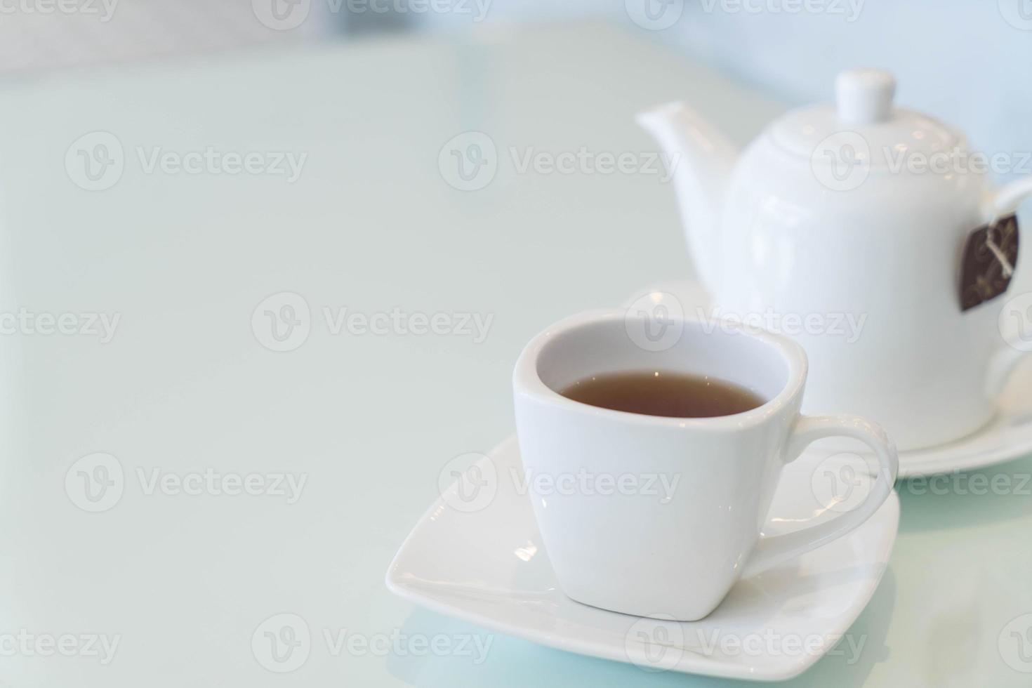 taza de té caliente en la mesa foto