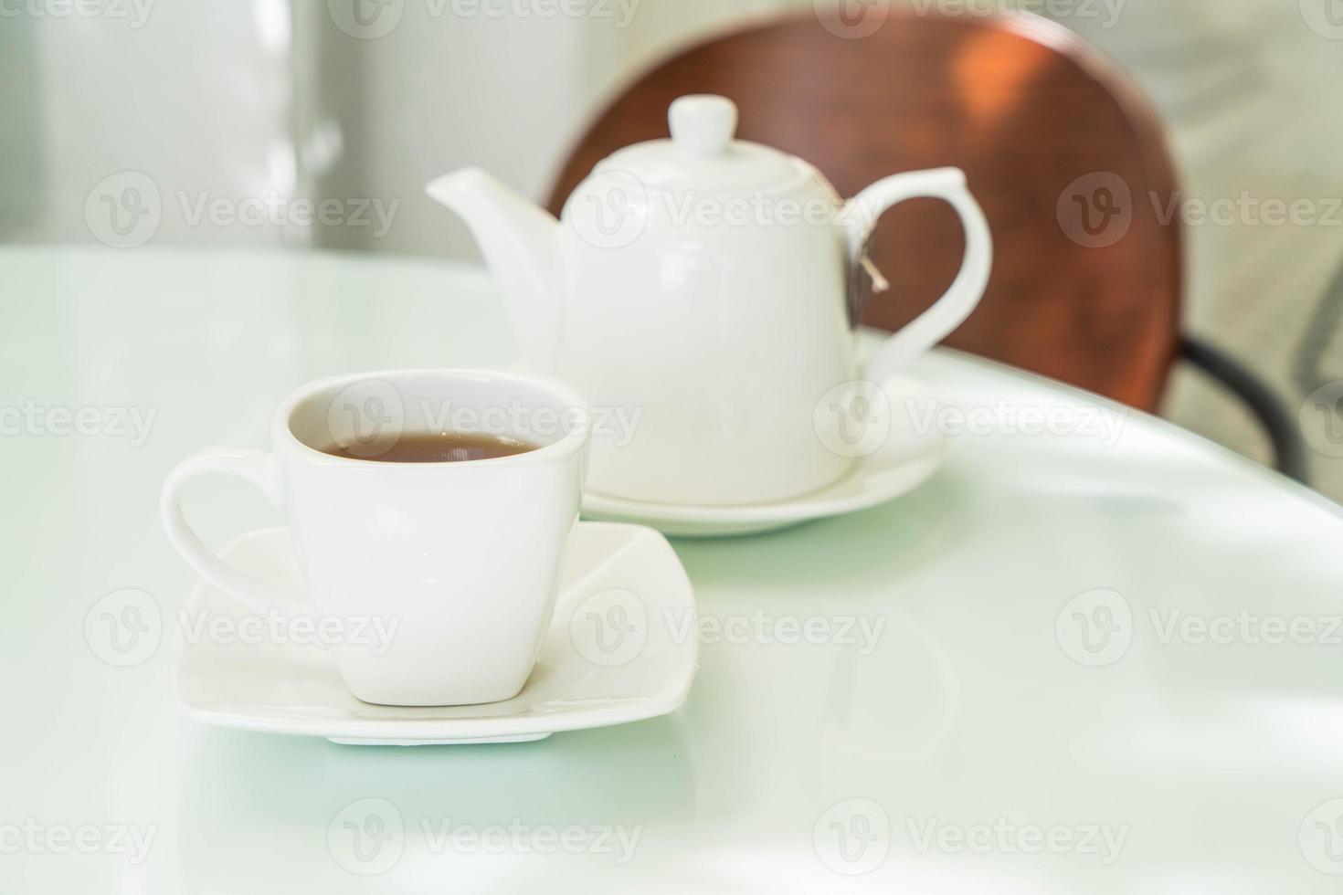 taza de té caliente en la mesa foto