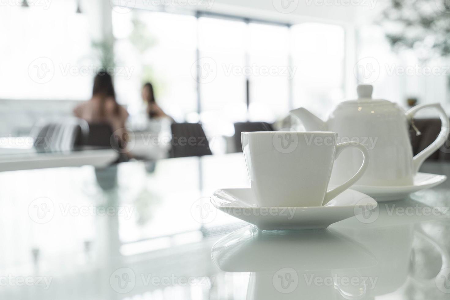 taza de té caliente en la mesa foto