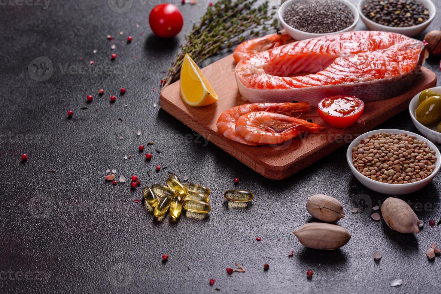 Filete de pescado rojo trucha cruda servido con hierbas y limón foto