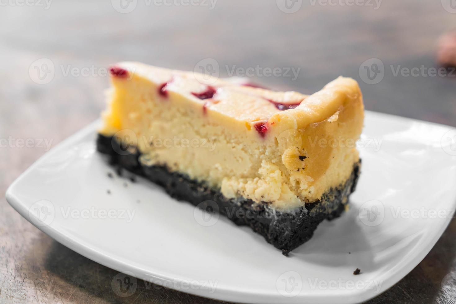 Tarta de queso de frambuesa con crema batida foto