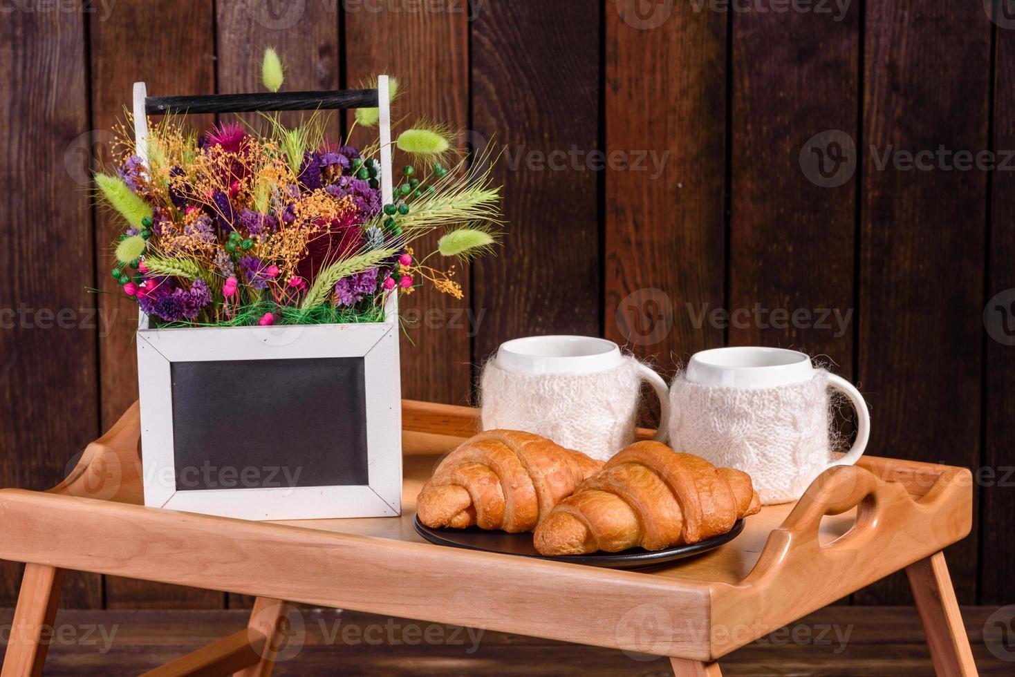 delicioso desayuno con croissants recién hechos y bayas maduras foto