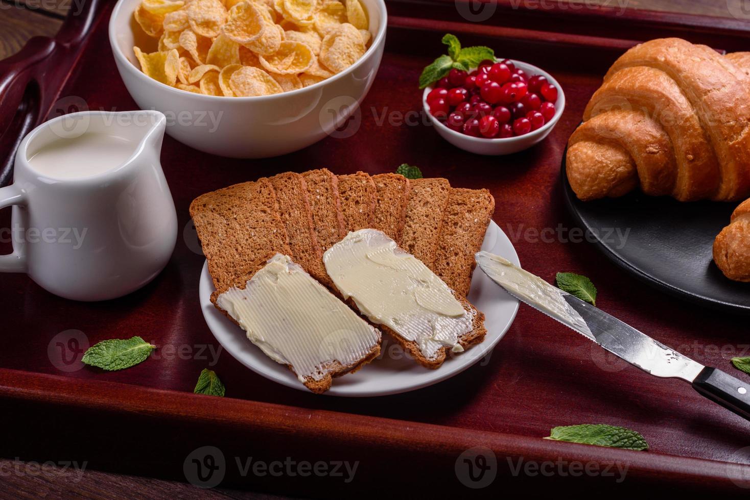 delicioso desayuno con croissants recién hechos y bayas maduras foto