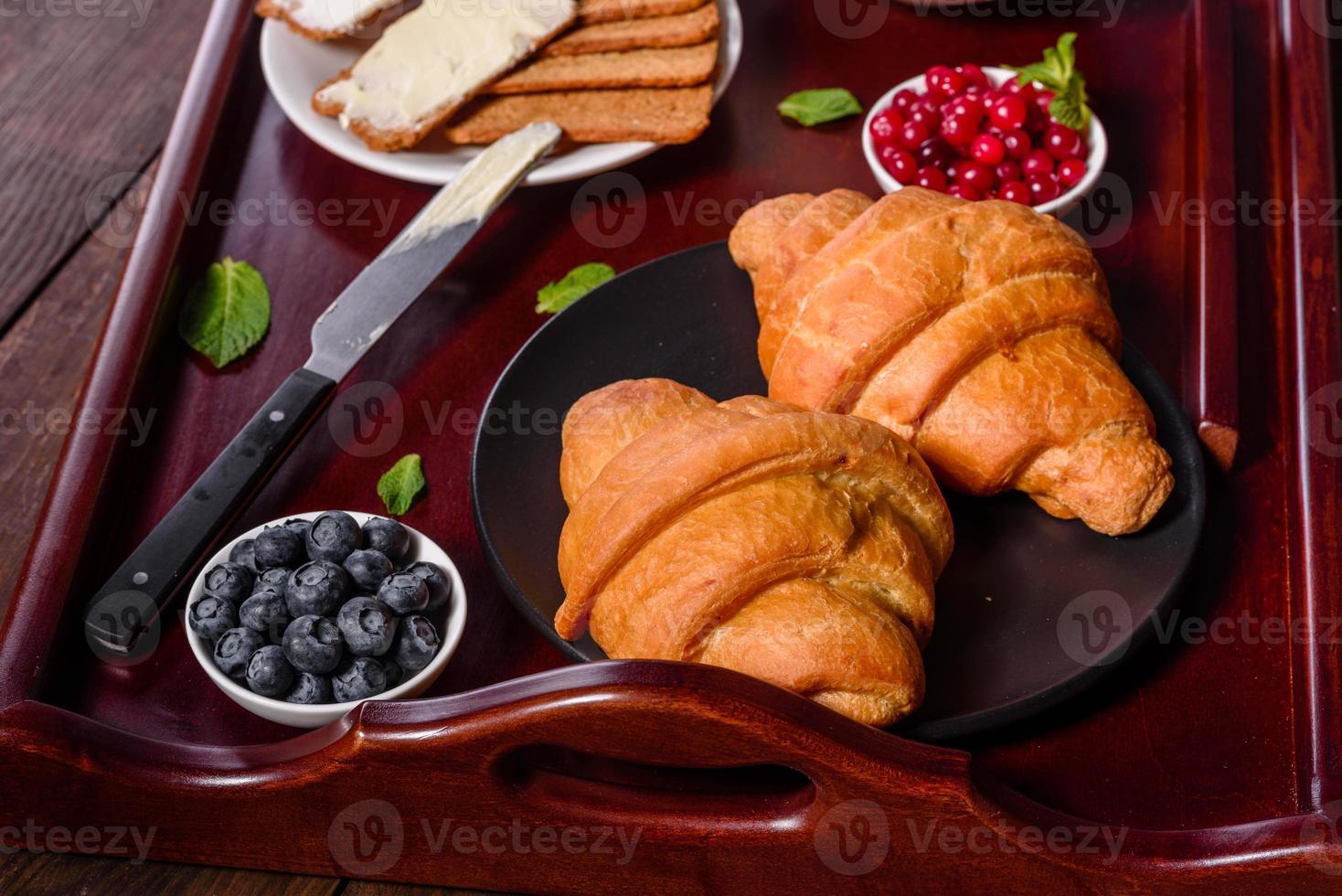 delicioso desayuno con croissants recién hechos y bayas maduras foto