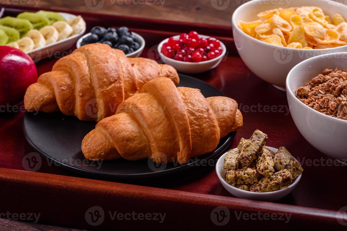 delicioso desayuno con croissants recién hechos y bayas maduras foto