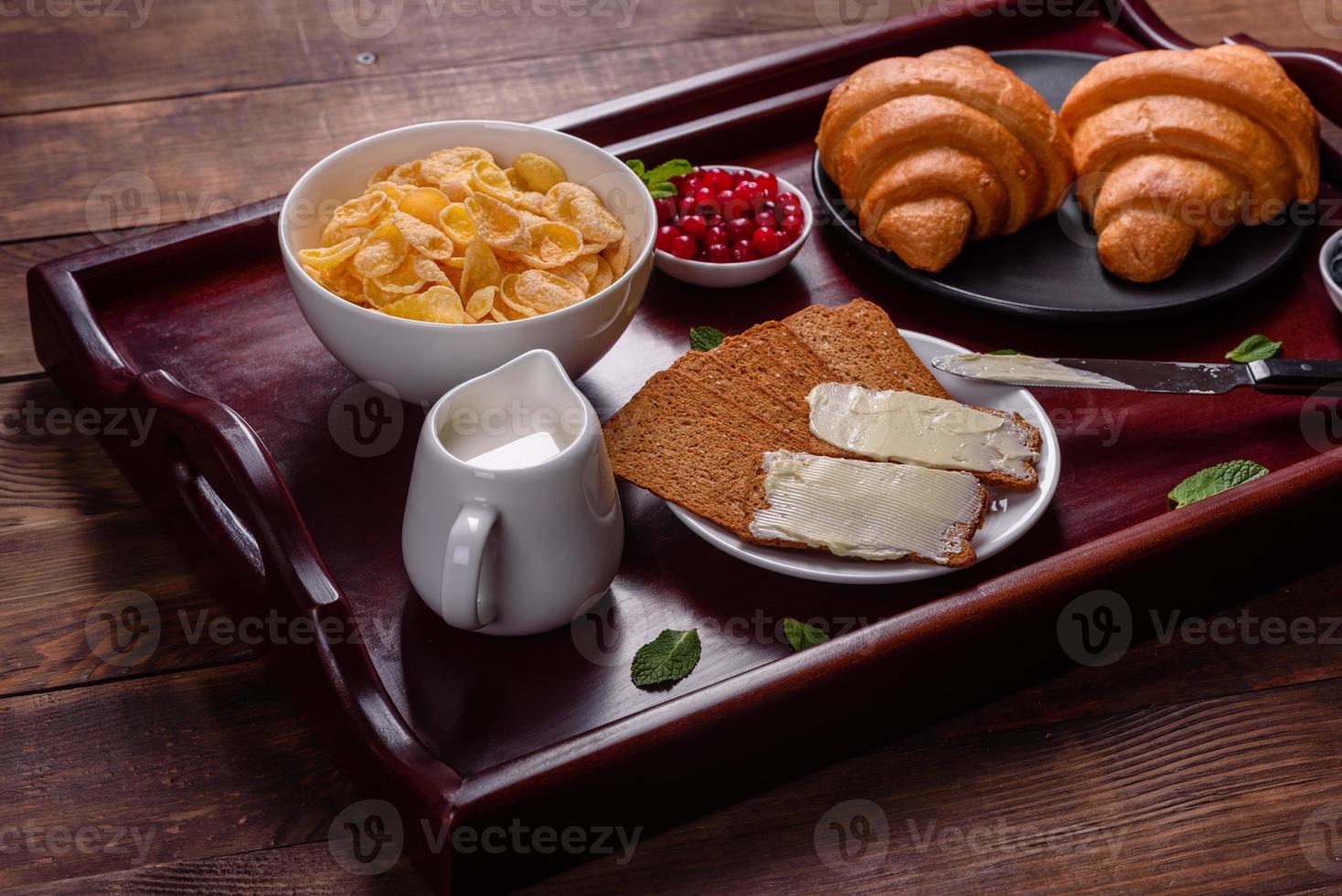 delicioso desayuno con croissants recién hechos y bayas maduras foto