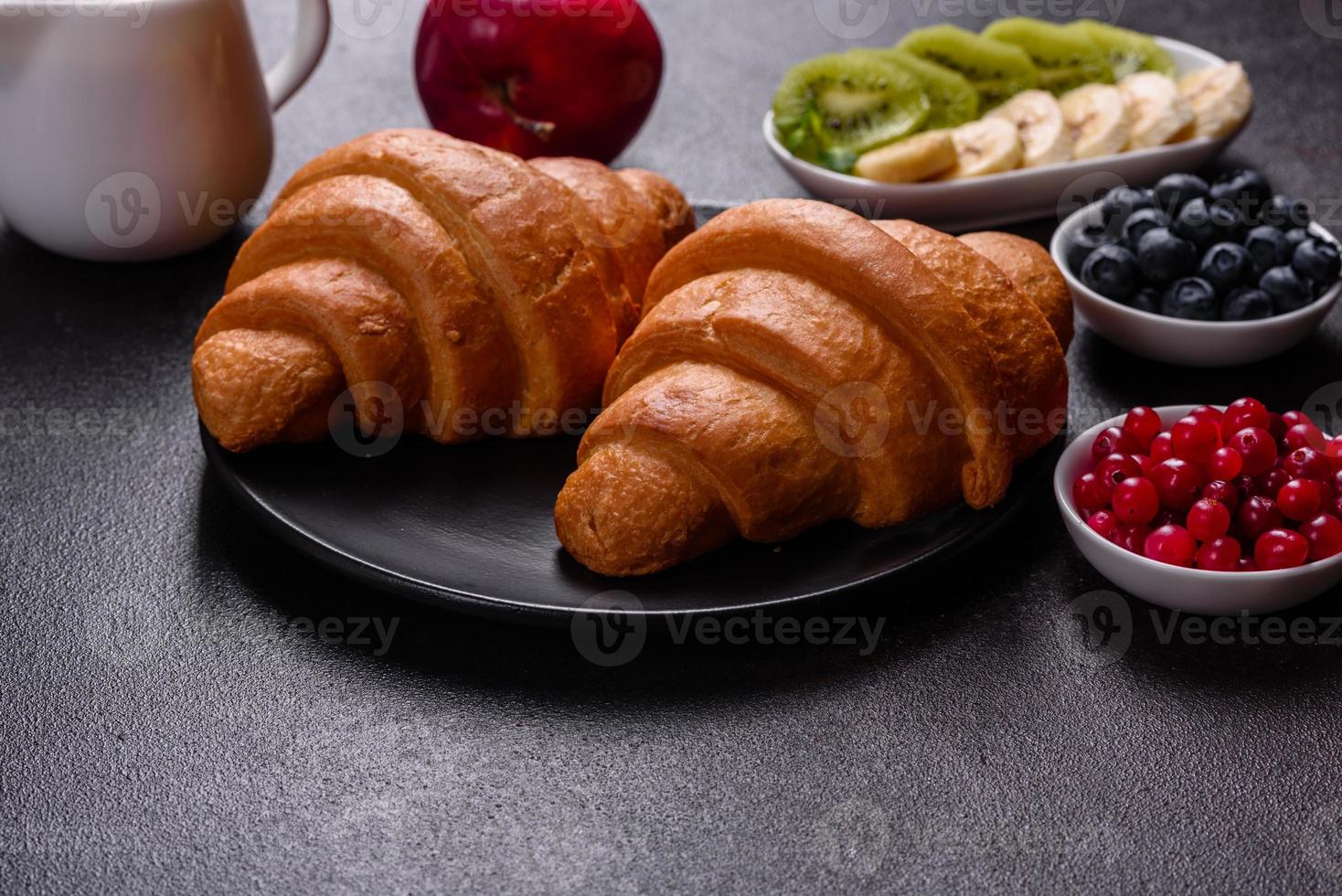 delicioso desayuno con croissants recién hechos y bayas maduras foto