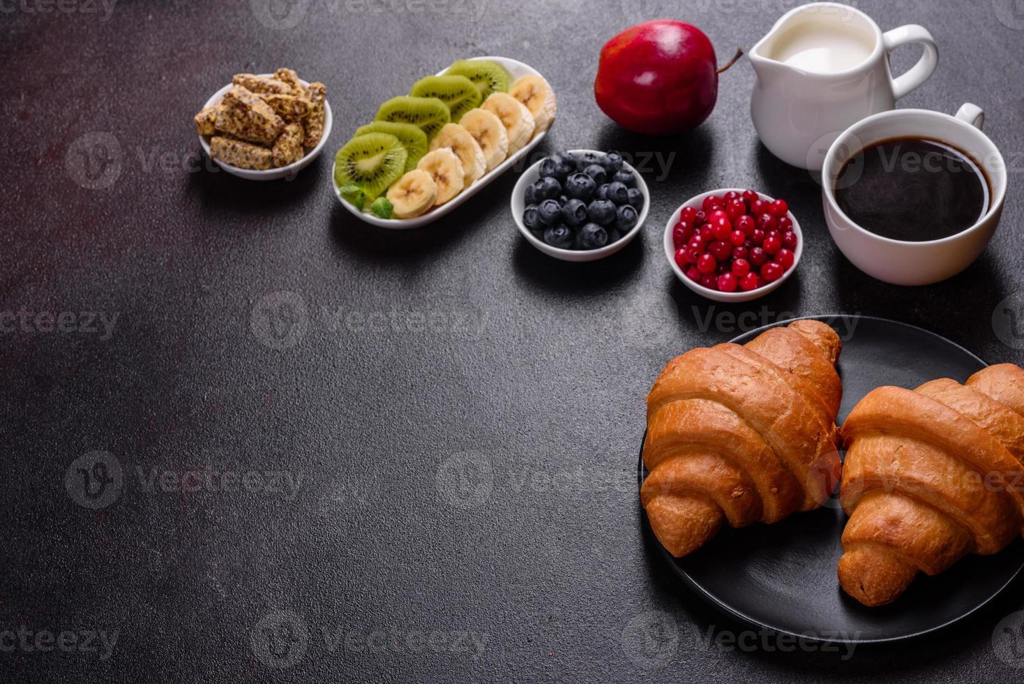 delicioso desayuno con croissants recién hechos y bayas maduras foto