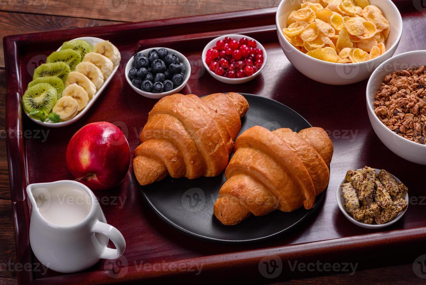 delicioso desayuno con croissants recién hechos y bayas maduras foto