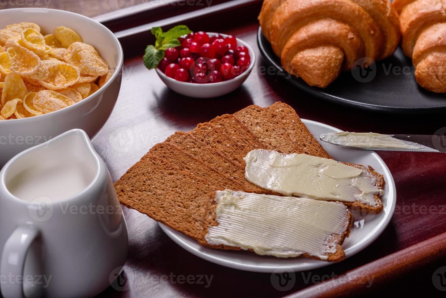 delicioso desayuno con croissants recién hechos y bayas maduras foto