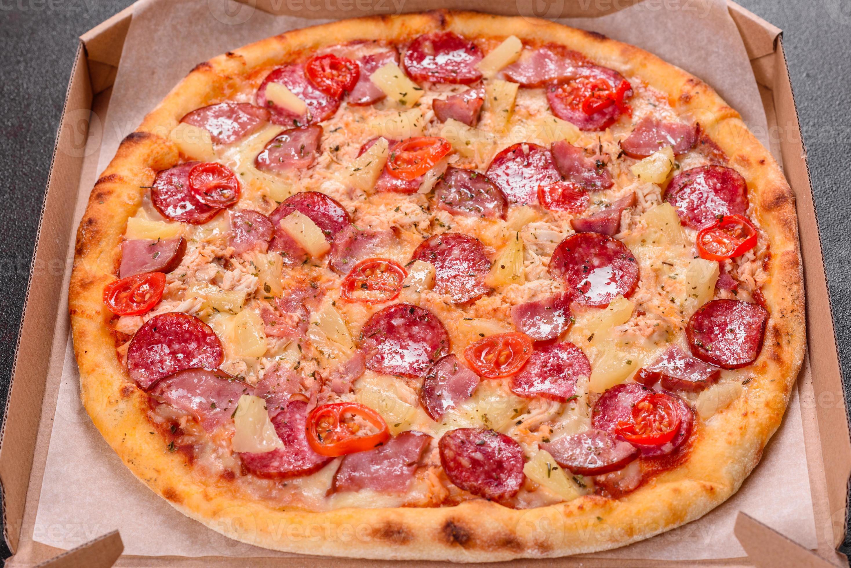 pizza de pepperoni con queso mozzarella, salami, jamón 3140142 Foto de stock en Vecteezy