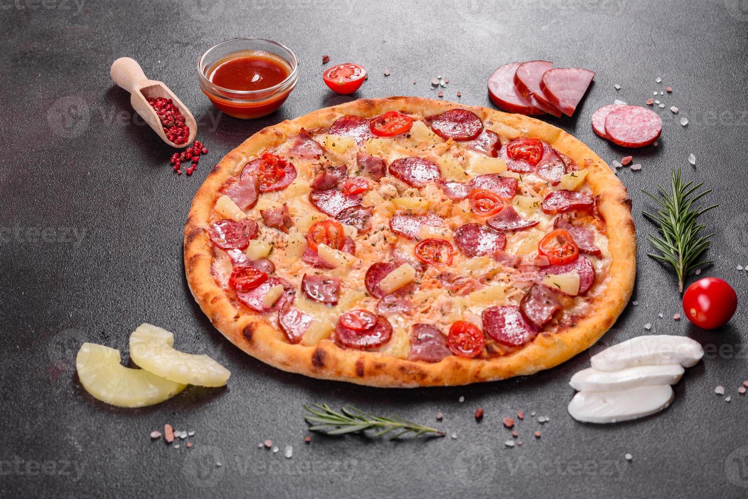 pizza de pepperoni con queso mozzarella, salami, jamón foto