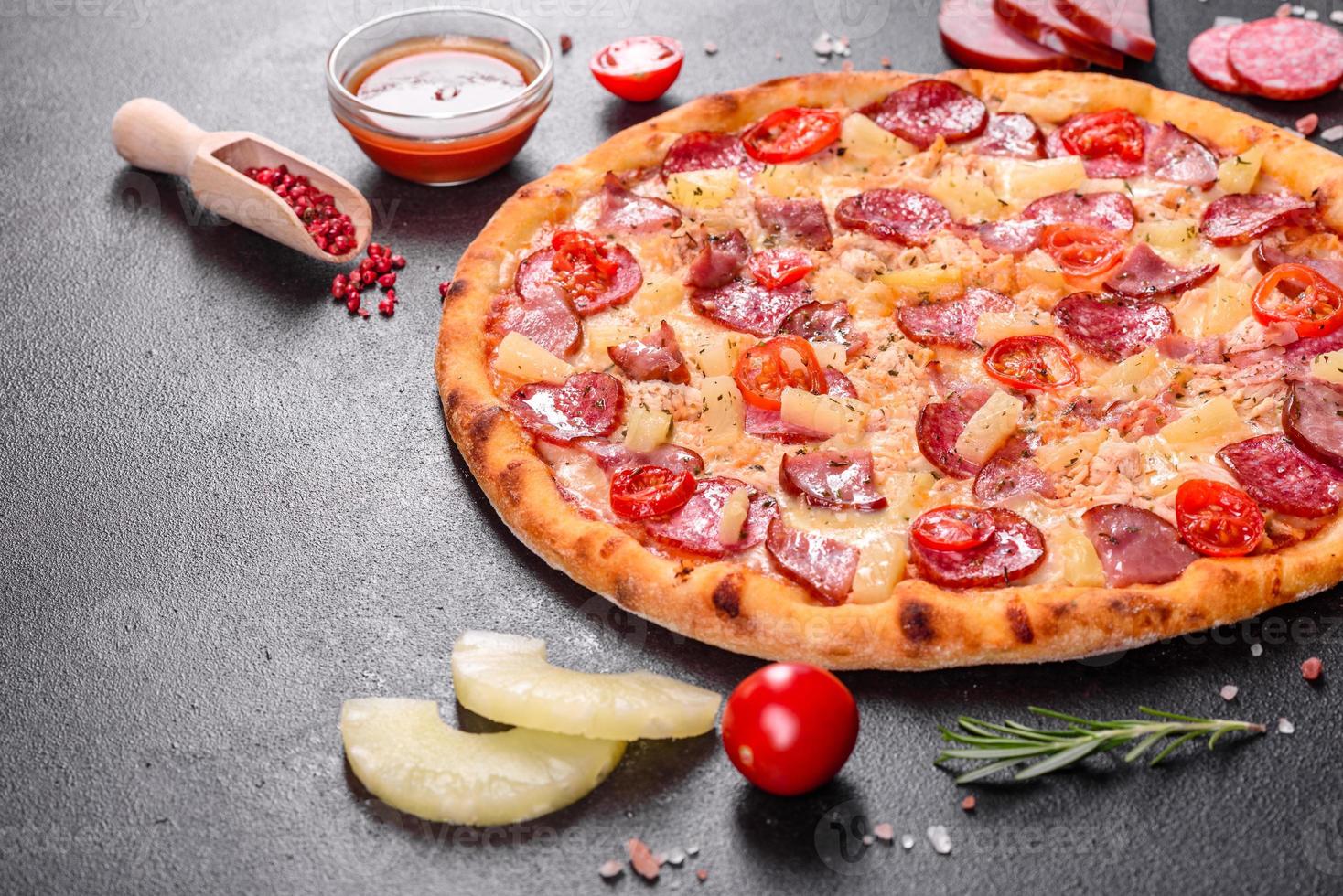 pizza de pepperoni con queso mozzarella, salami, jamón foto