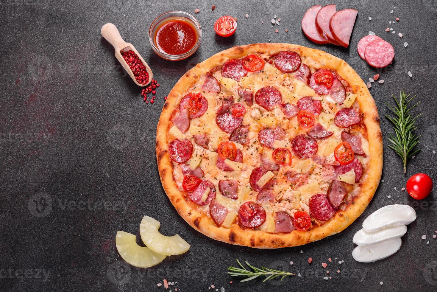 pizza de pepperoni con queso mozzarella, salami, jamón foto