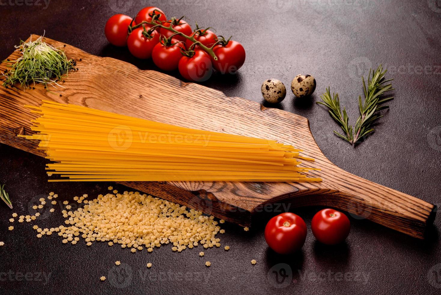 ingredientes para cocinar pasta sobre un fondo oscuro foto