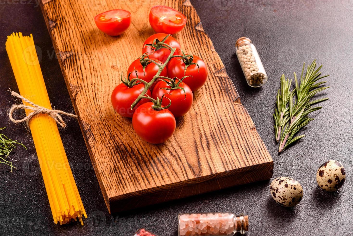 ingredientes para cocinar pasta sobre un fondo oscuro foto