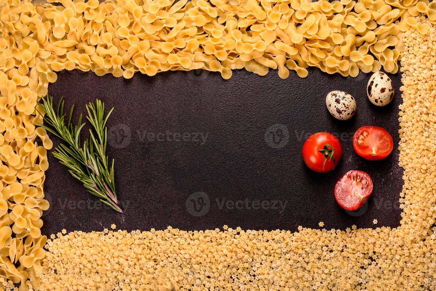 ingredientes para cocinar pasta sobre un fondo oscuro foto