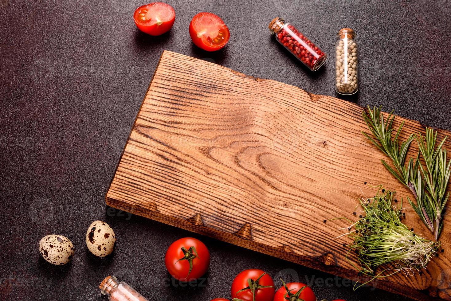 ingredientes para cocinar pasta sobre un fondo oscuro foto