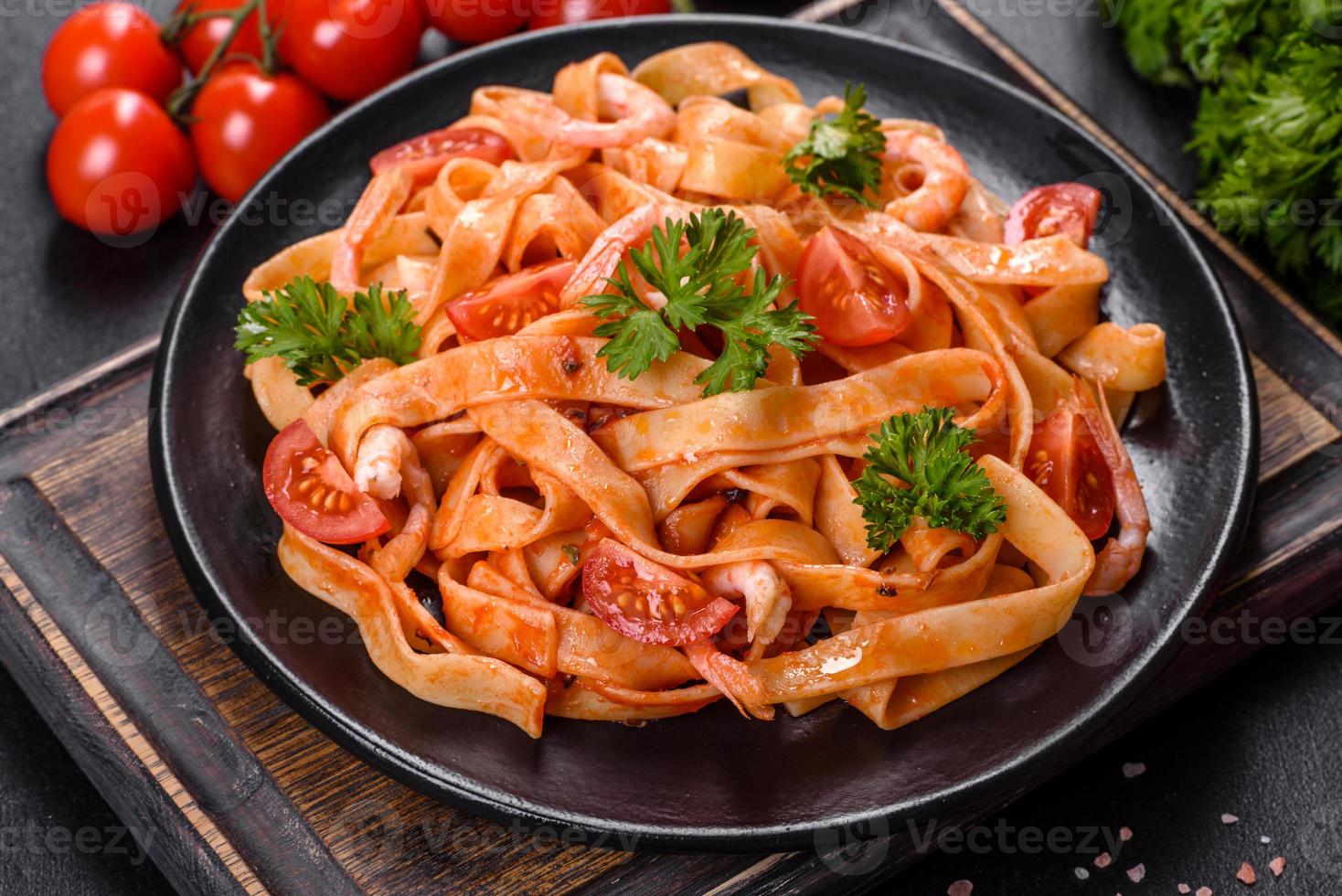 pasta fettuccine con camarones, tomates cherry, salsa, especias y hierbas foto