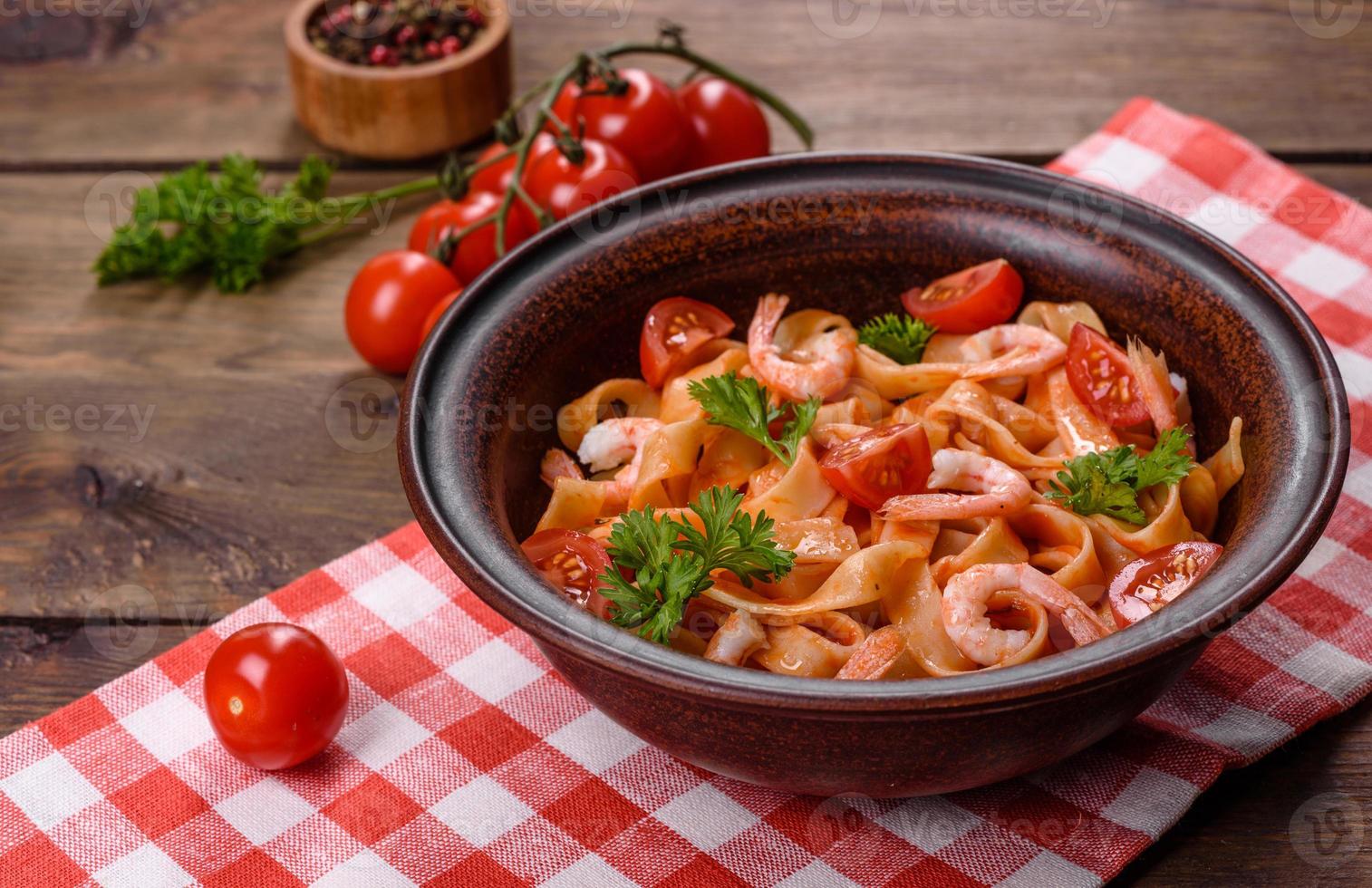 pasta fettuccine con camarones, tomates cherry, salsa, especias y hierbas foto