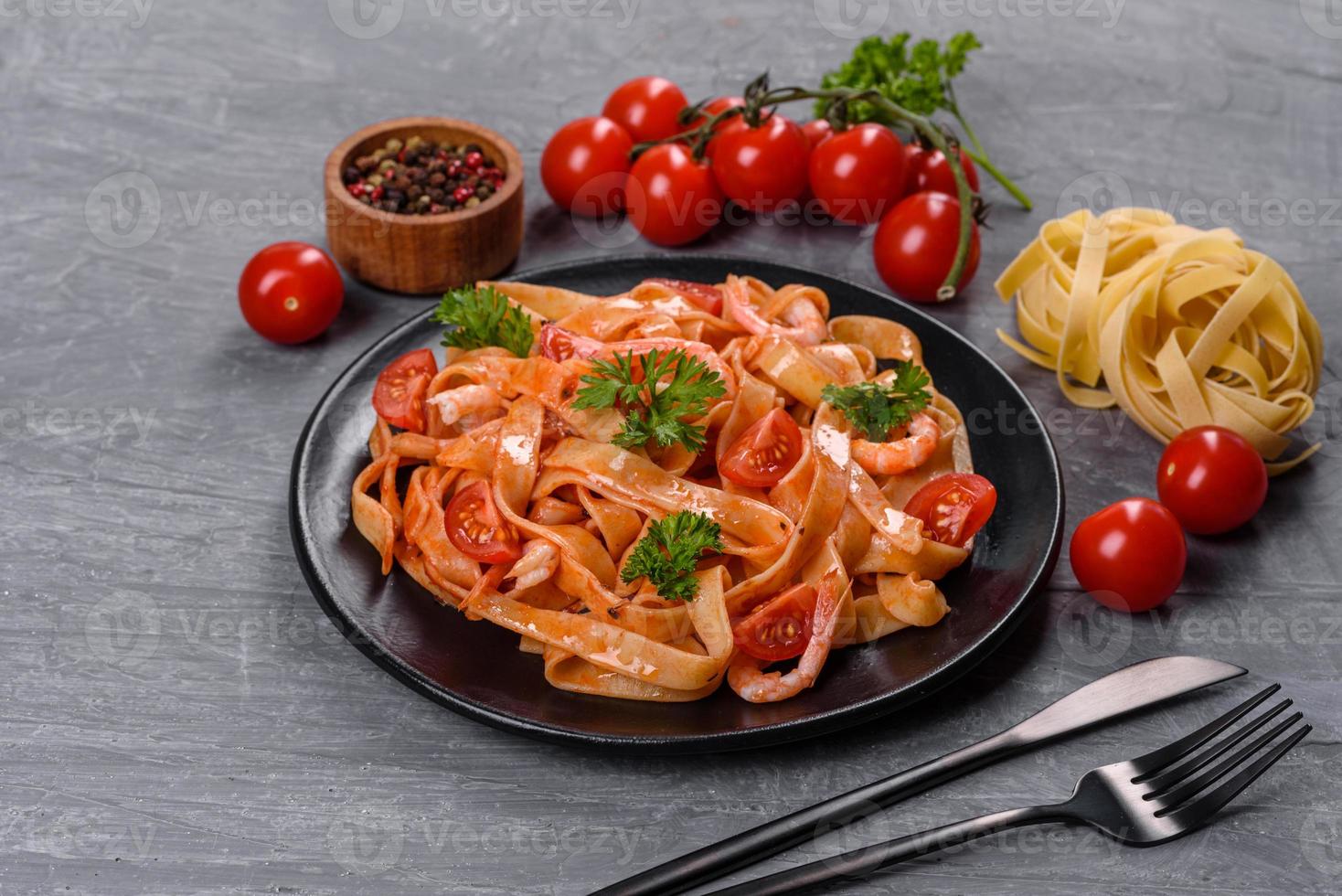 pasta fettuccine con camarones, tomates cherry, salsa, especias y hierbas foto