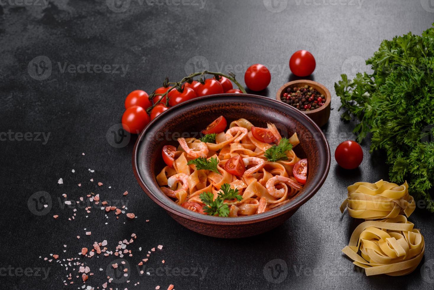 pasta fettuccine con camarones, tomates cherry, salsa, especias y hierbas foto