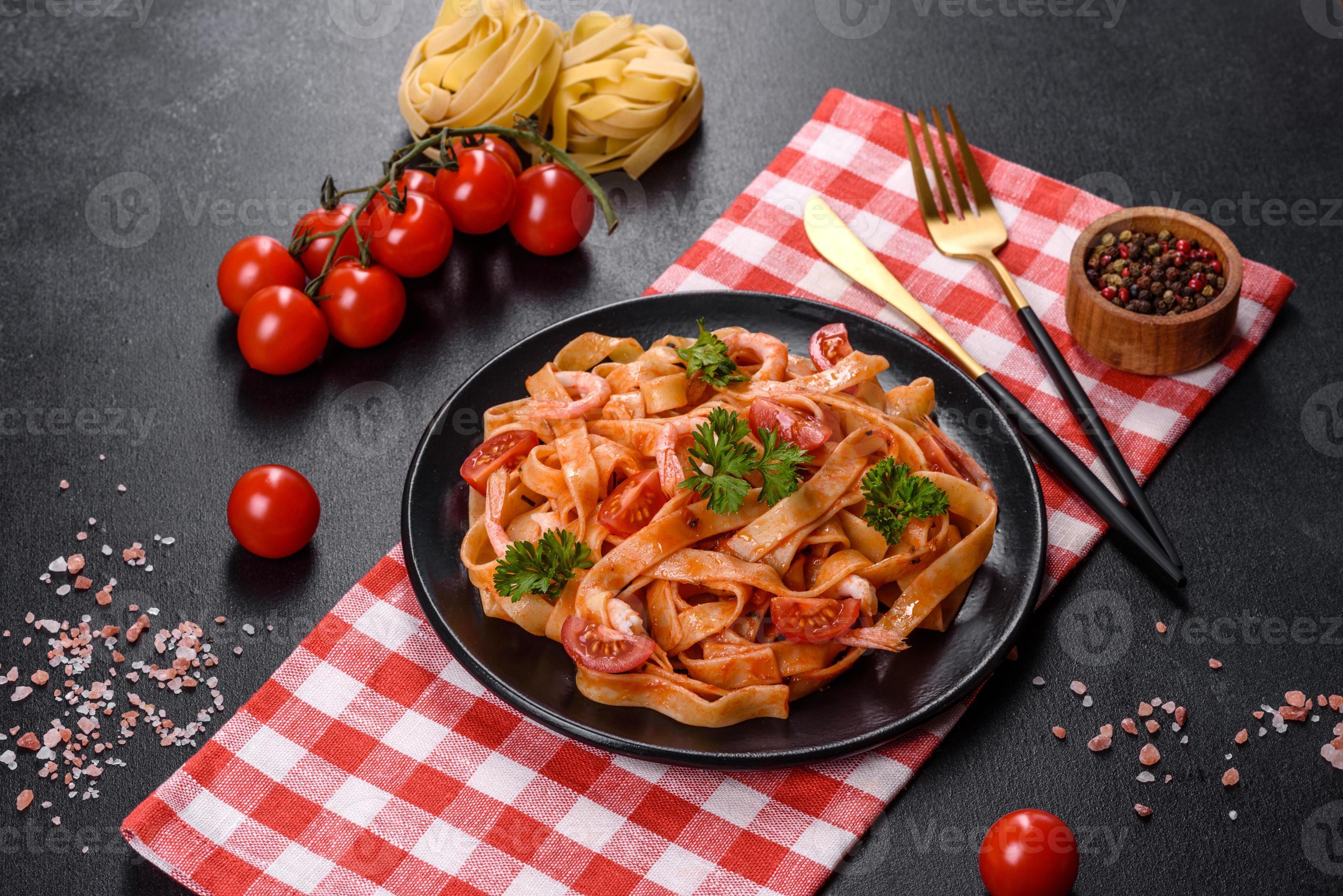 pasta fettuccine con camarones, tomates cherry, salsa, especias y