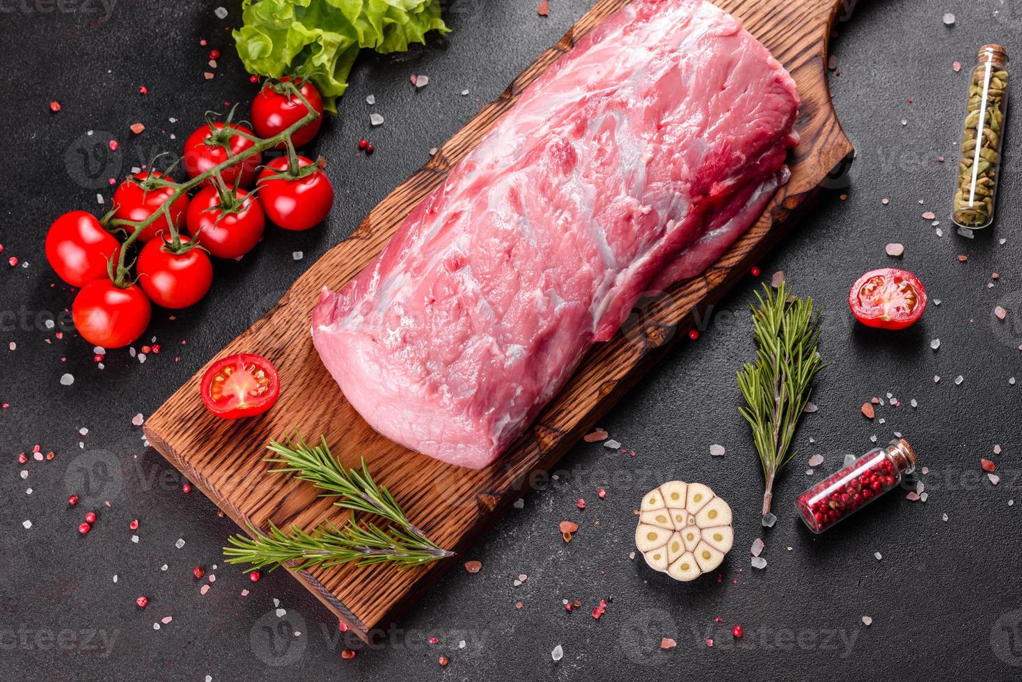 Piezas frescas de cerdo listas para cocinar sobre un fondo oscuro en la cocina foto