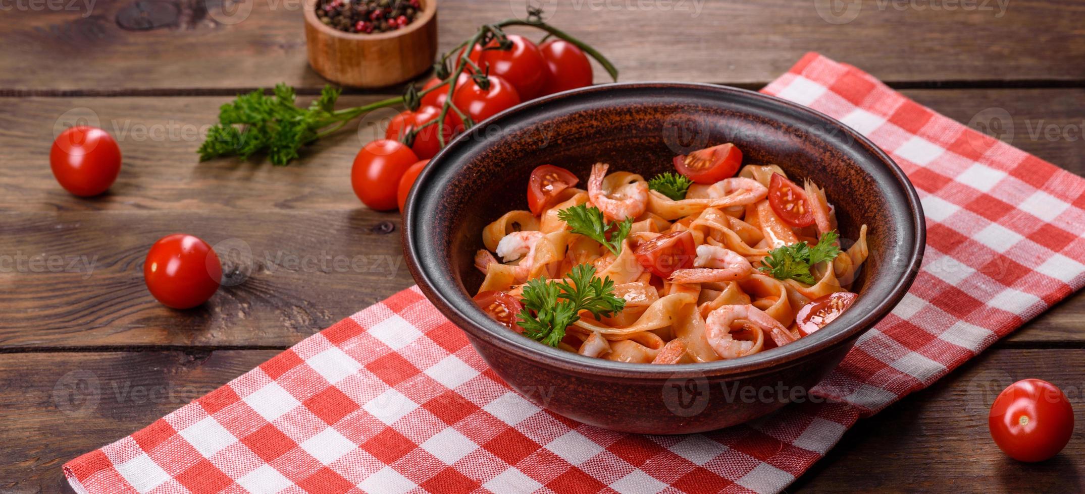 pasta fettuccine con camarones, tomates cherry, salsa, especias y hierbas foto