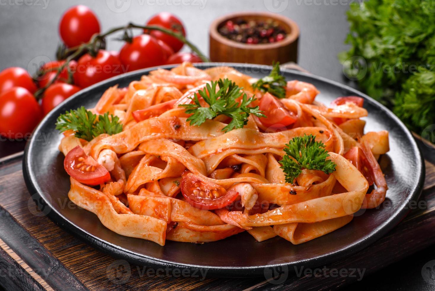 pasta fettuccine con camarones, tomates cherry, salsa, especias y hierbas foto