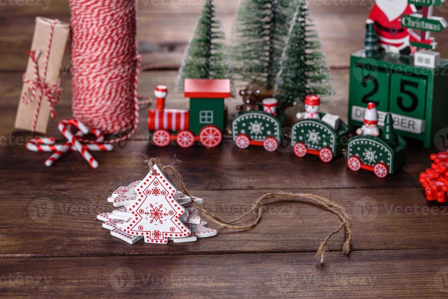 elementos navideños de decoraciones para decorar el árbol de año nuevo foto