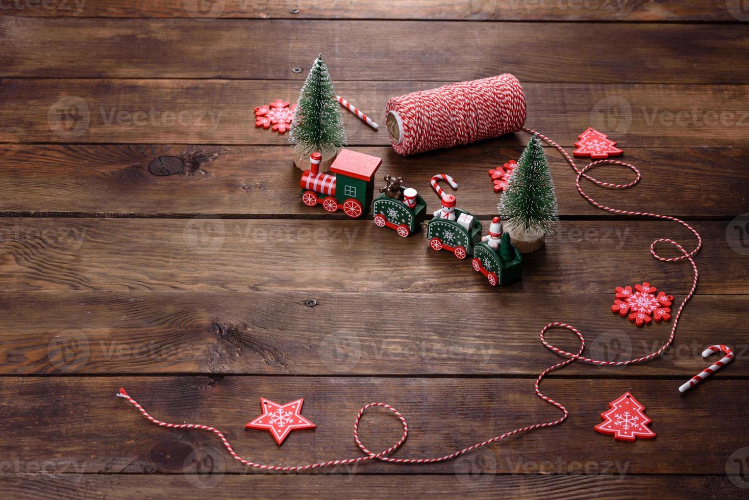 elementos navideños de decoraciones para decorar el árbol de año nuevo foto